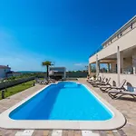 فيلة Providenca With Heated Pool Debeljak