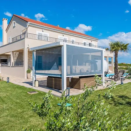 וילה Providenca With Heated Pool