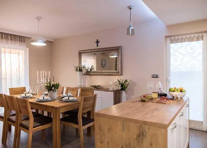 Providenca With Heated Pool Debeljak