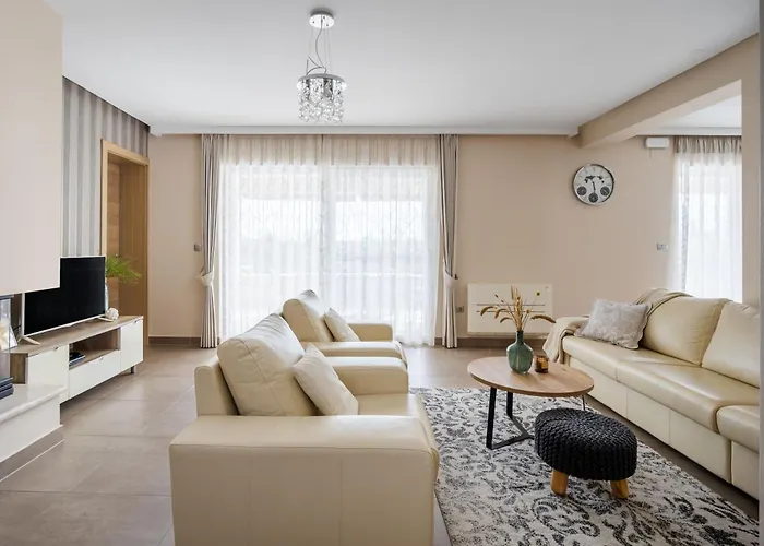 Providenca With Heated Pool Debeljak