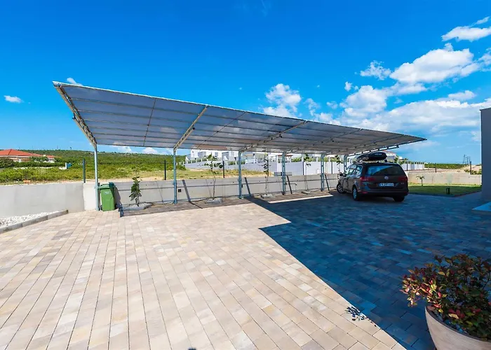 Providenca With Heated Pool Debeljak